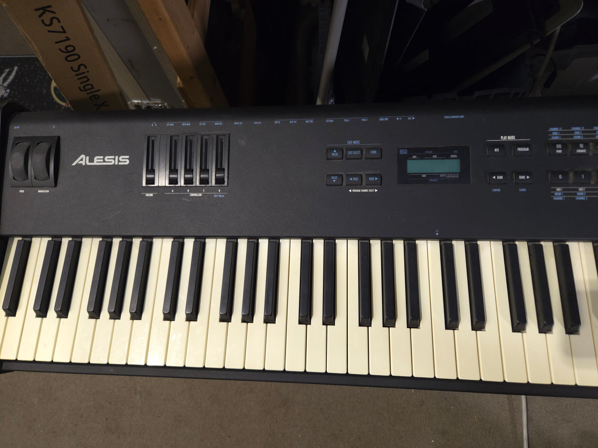 Alesis QS8 - Local Pickup Only