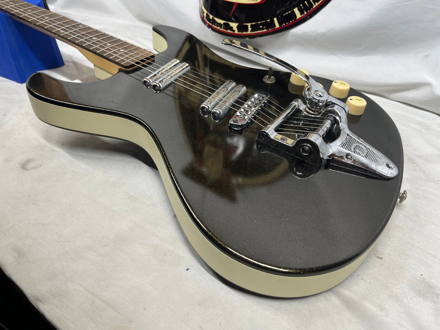Danelectro Hodad Doublecut Electric Guitar with Gig Bag