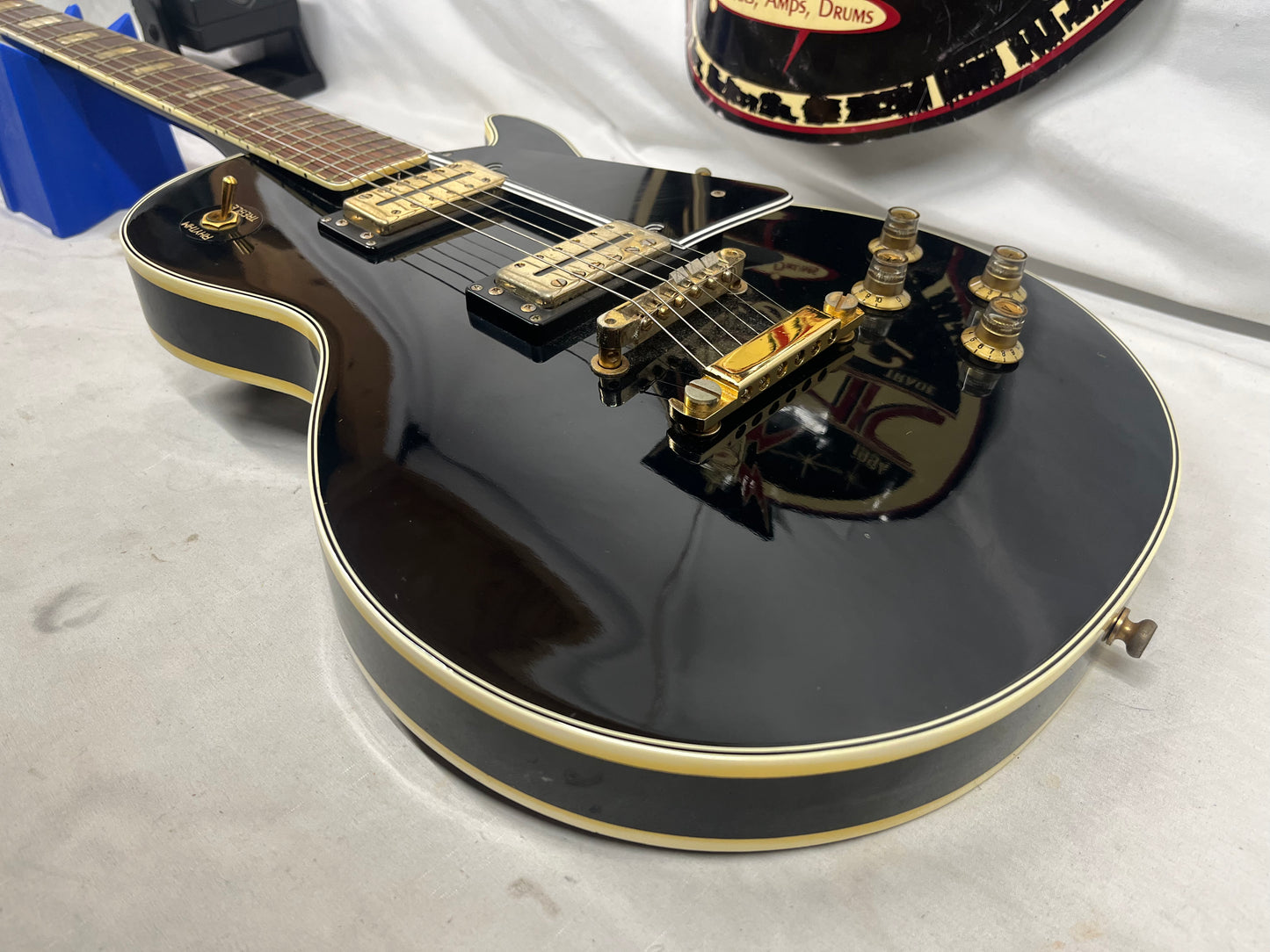 Univox Singlecut LP-Style Electric Guitar with Case