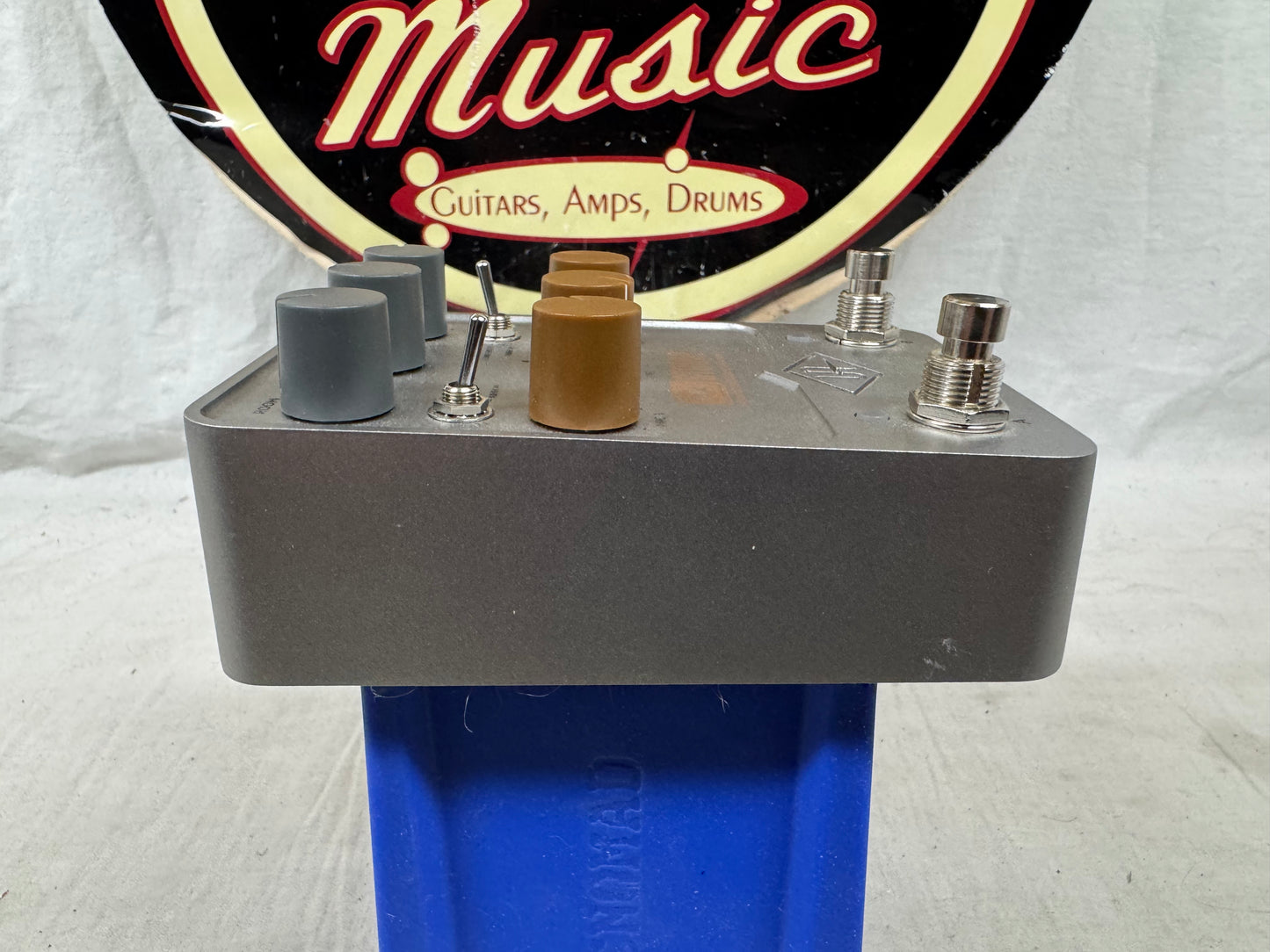 Universal Audio Ox Stomp Dynamic Speaker Emulator Cab Sim Pedal