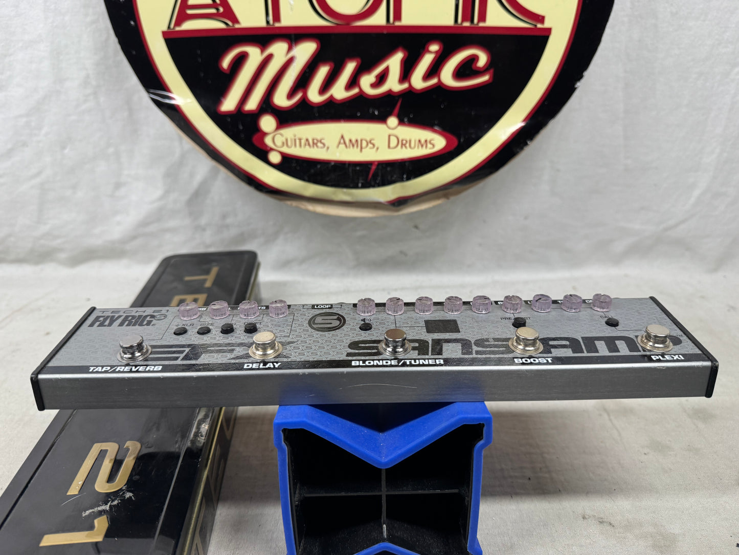 Tech 21 FlyRig5 fly rig 5 v2 Guitar Multi-Effects Pedal with Tin Box