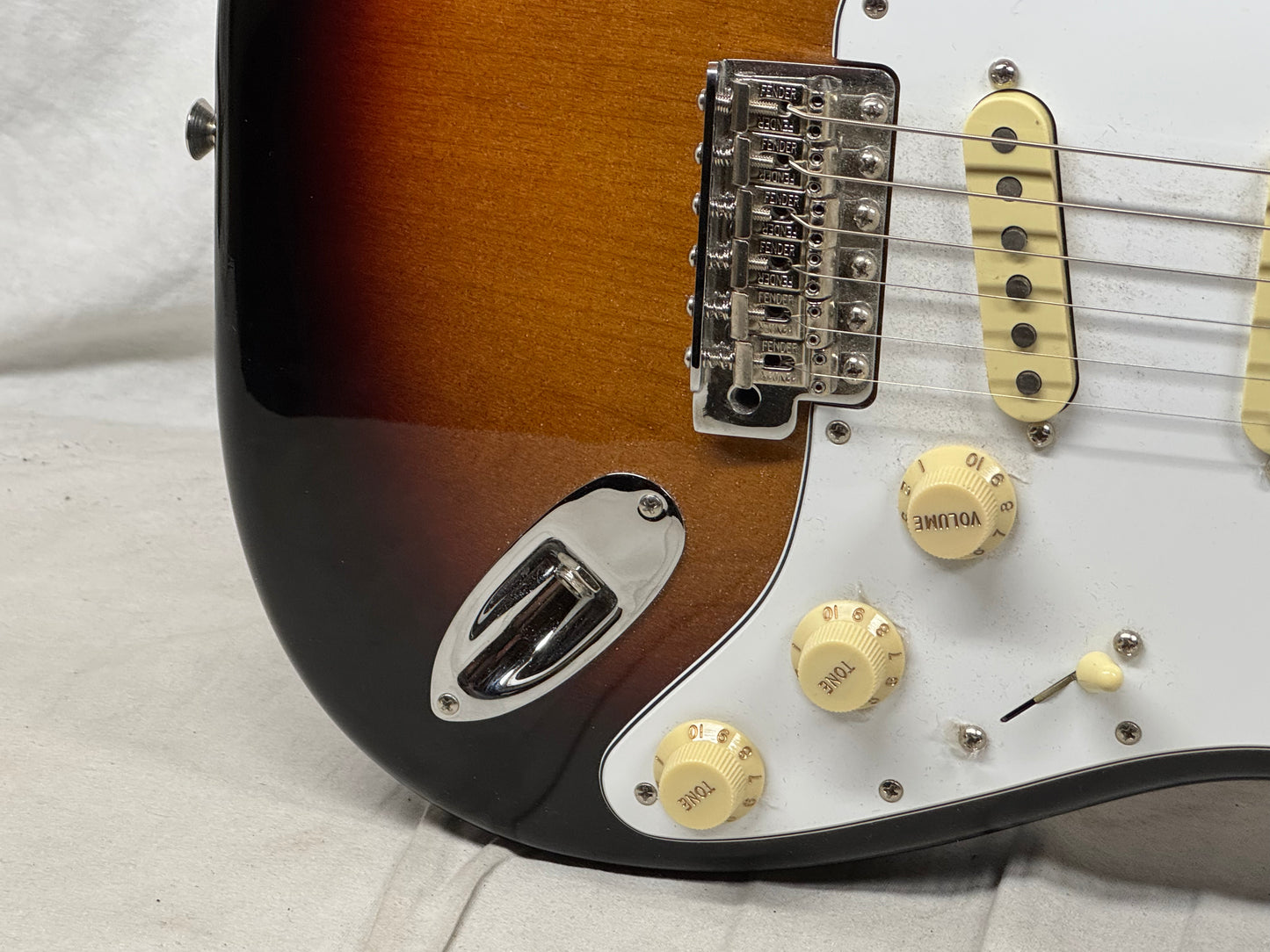 Fender Jimi Hendrix Stratocaster Guitar 2022 - 3-Color Sunburst / Maple neck