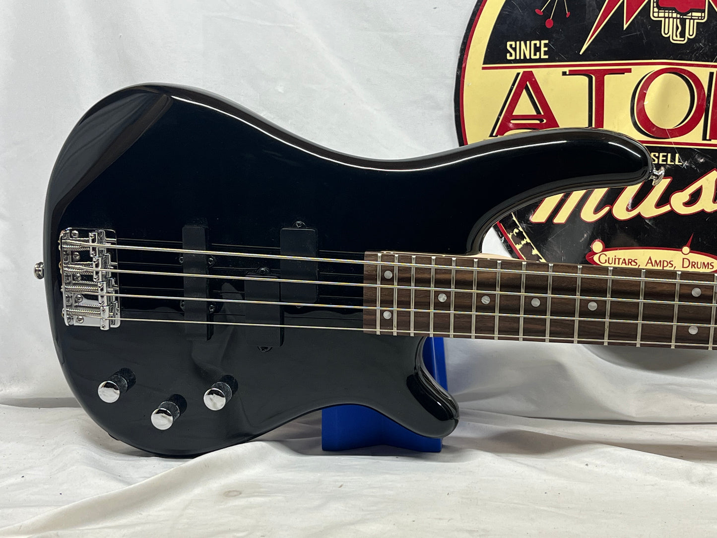 Fullerton 4-String Doublecut Electric Bass