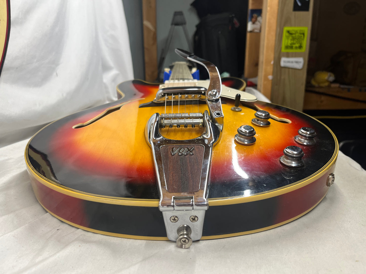 Vox Super Lynx Deluxe Hollow Body Electric Guitar with Hard Case - Sunburst