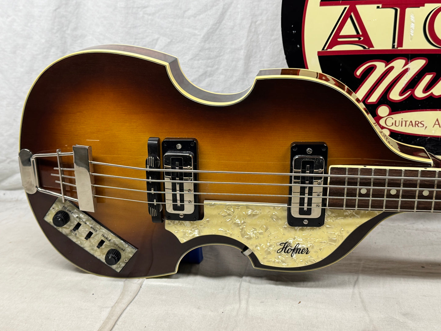 Hofner 500/1 Violin / Beatle 4-string Hollowbody Bass with Case