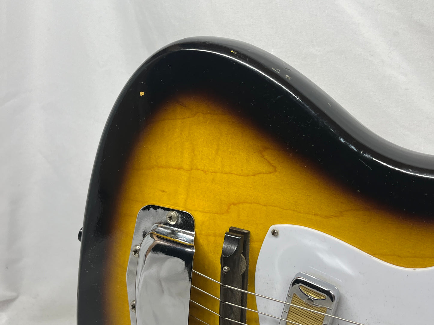 Harmony H15 Bobkat Vintage Electric Guitar with Chipboard Case