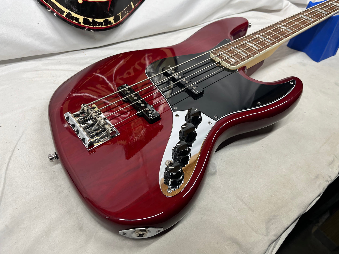 Fender American Deluxe 4-String Electric Jazz Bass 2011 - Wine Transparent