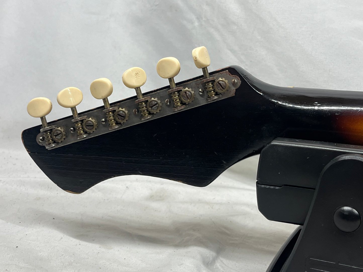 Harmony H15 Bobkat Vintage Electric Guitar with Chipboard Case