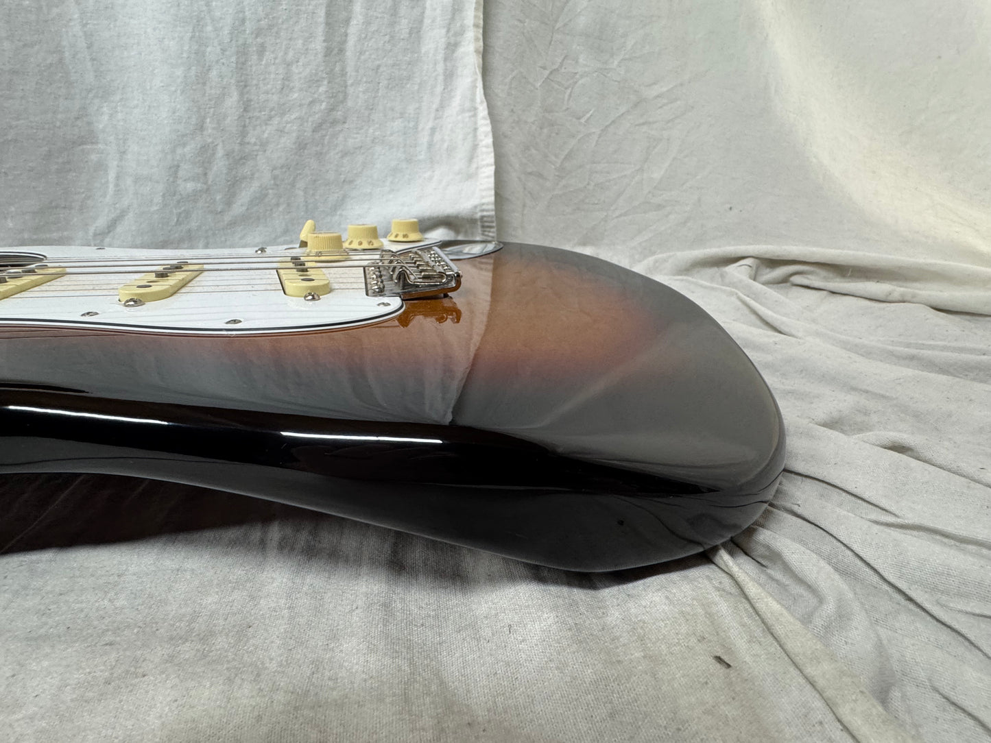 Fender Jimi Hendrix Stratocaster Guitar 2022 - 3-Color Sunburst / Maple neck