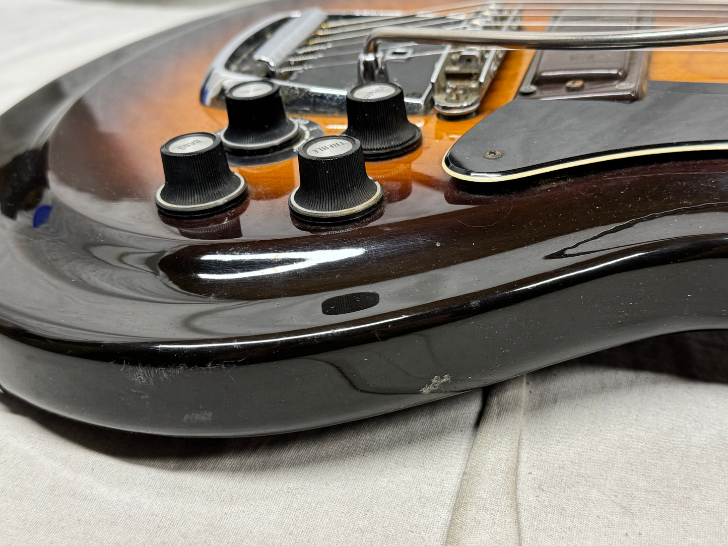 Yamaha SG-60T sg60t Guitar with Chipboard Case
