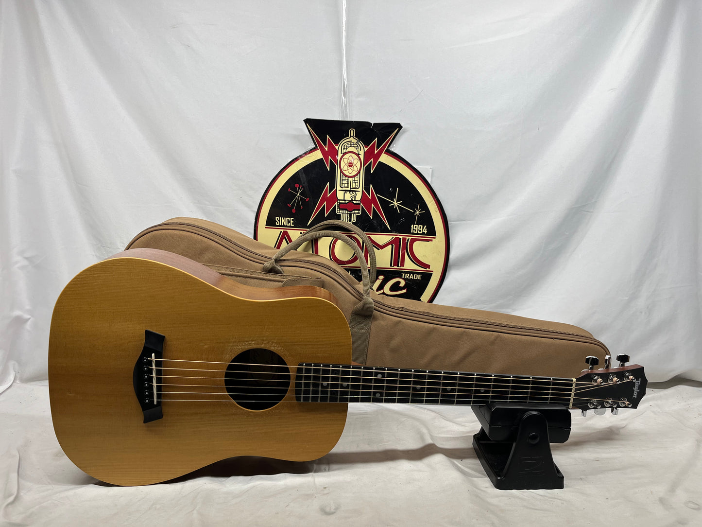 Taylor 305 Baby Taylor Acoustic Guitar with Gig Bag