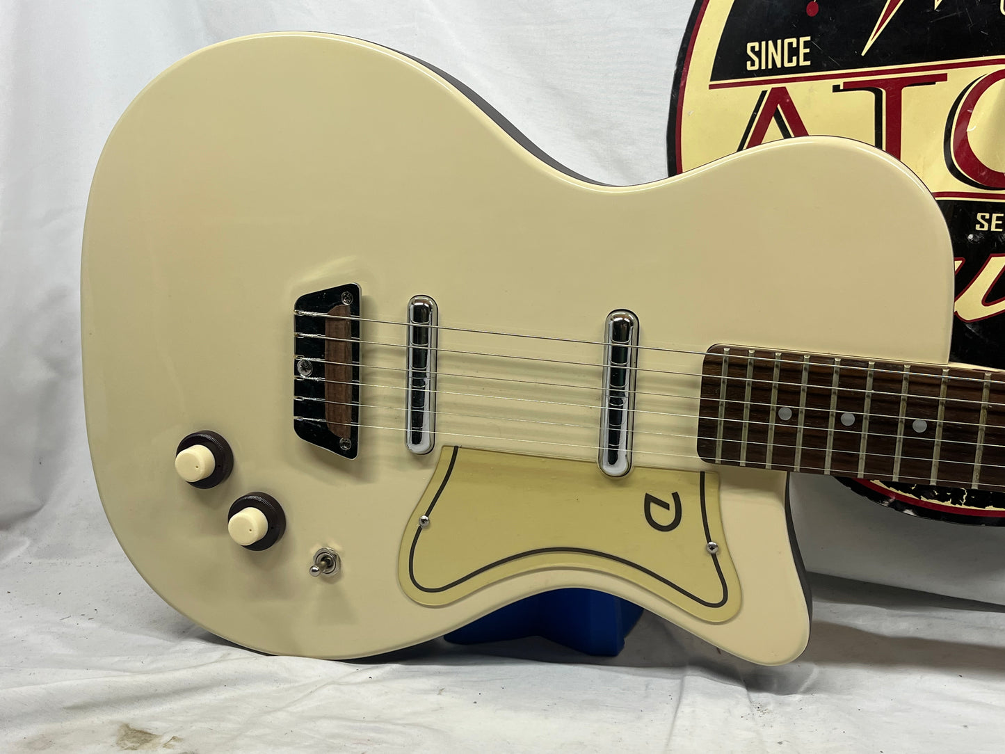 Danelectro 56-U2 Reissue Singlecut Electric Guitar with Hard Case