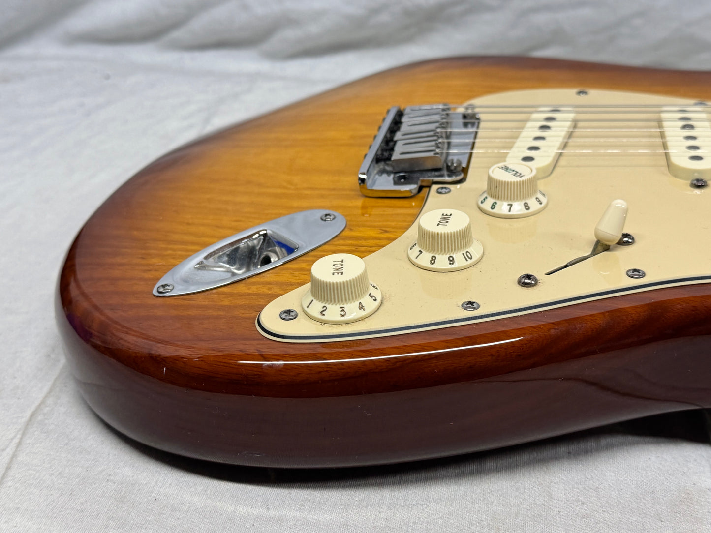 Fender American Deluxe Ash Stratocaster Guitar with Case 2005 - Tobacco Sunburst / Maple neck