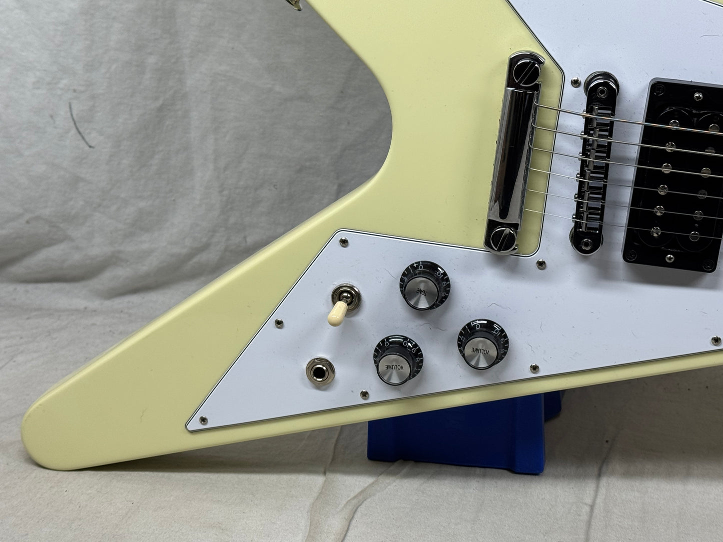 Gibson DSVS00CWCH1 '70s Flying V Guitar with Case 2023 - Classic White