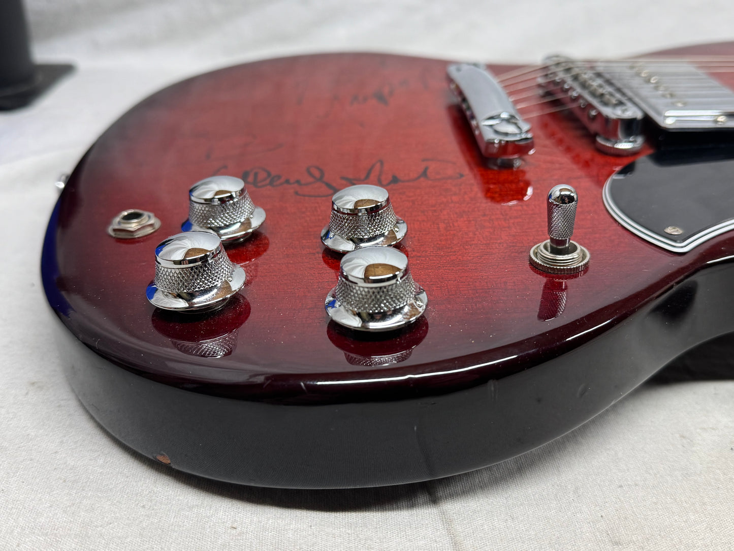 Gibson SG High Performance 2017 - Cherry Burst - signed by numerous shredders!