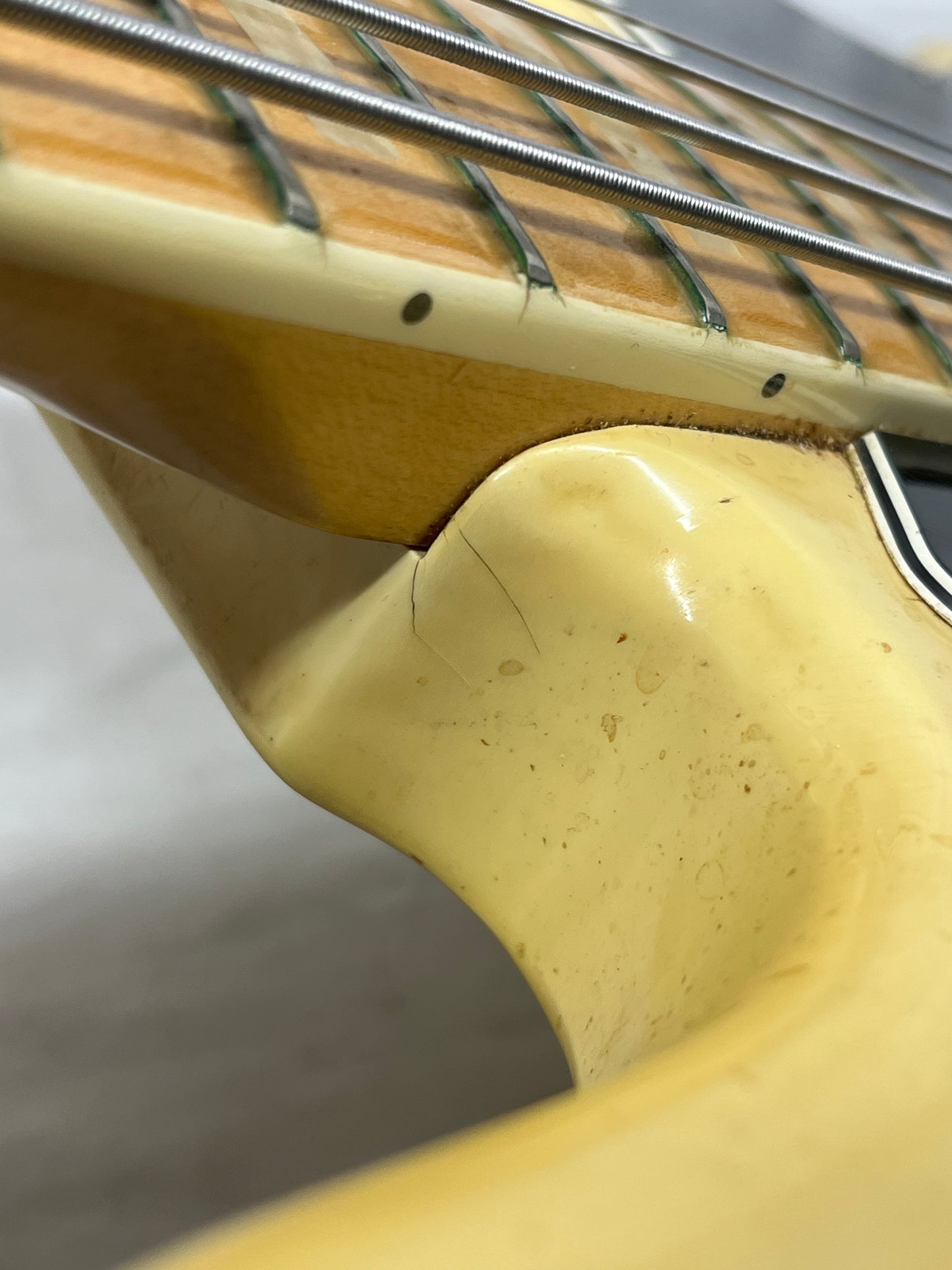 Fender American 4-String Electric Jazz Bass 1977 with Hard Case - Split in Fretboard only at the first fret *see photos*