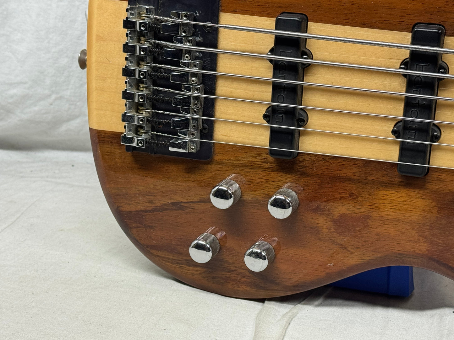 Carvin USA LB-76 lb76 Fretless 6-string Bass with Case