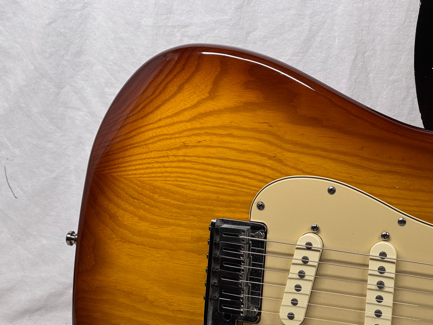 Fender American Deluxe Ash Stratocaster Guitar with Case 2005 - Tobacco Sunburst / Maple neck