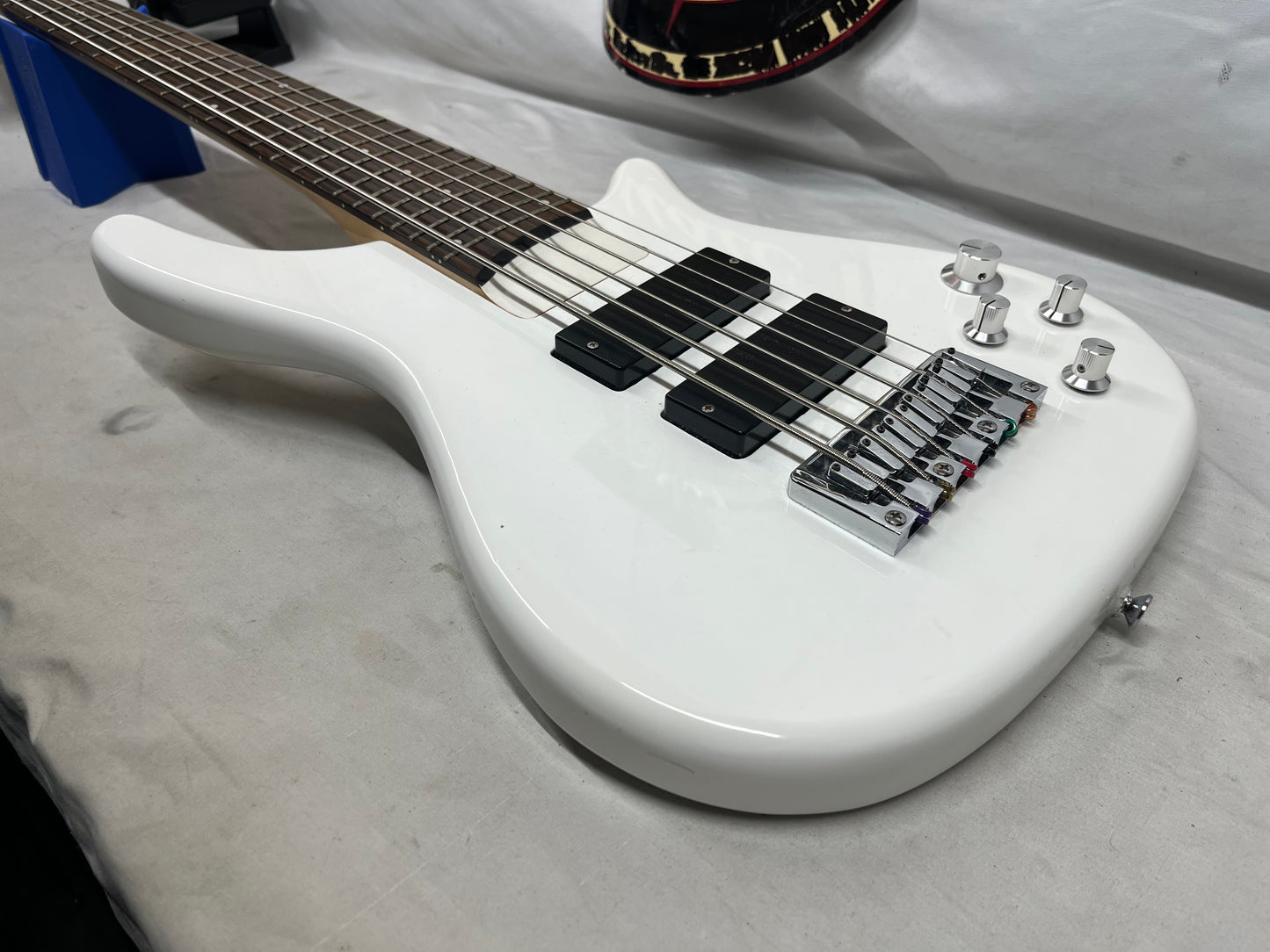 Douglas 6-String Doublecut HH Electric bass