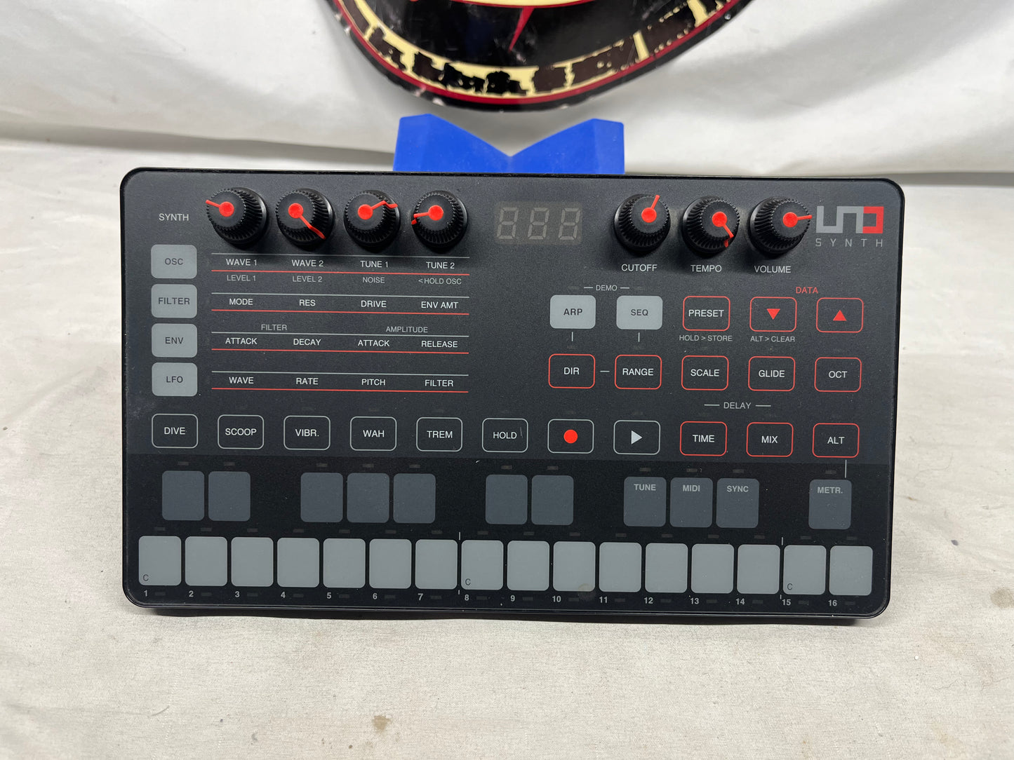 IK Multimedia UNO Analog Synthesizer with Box and USB Cable