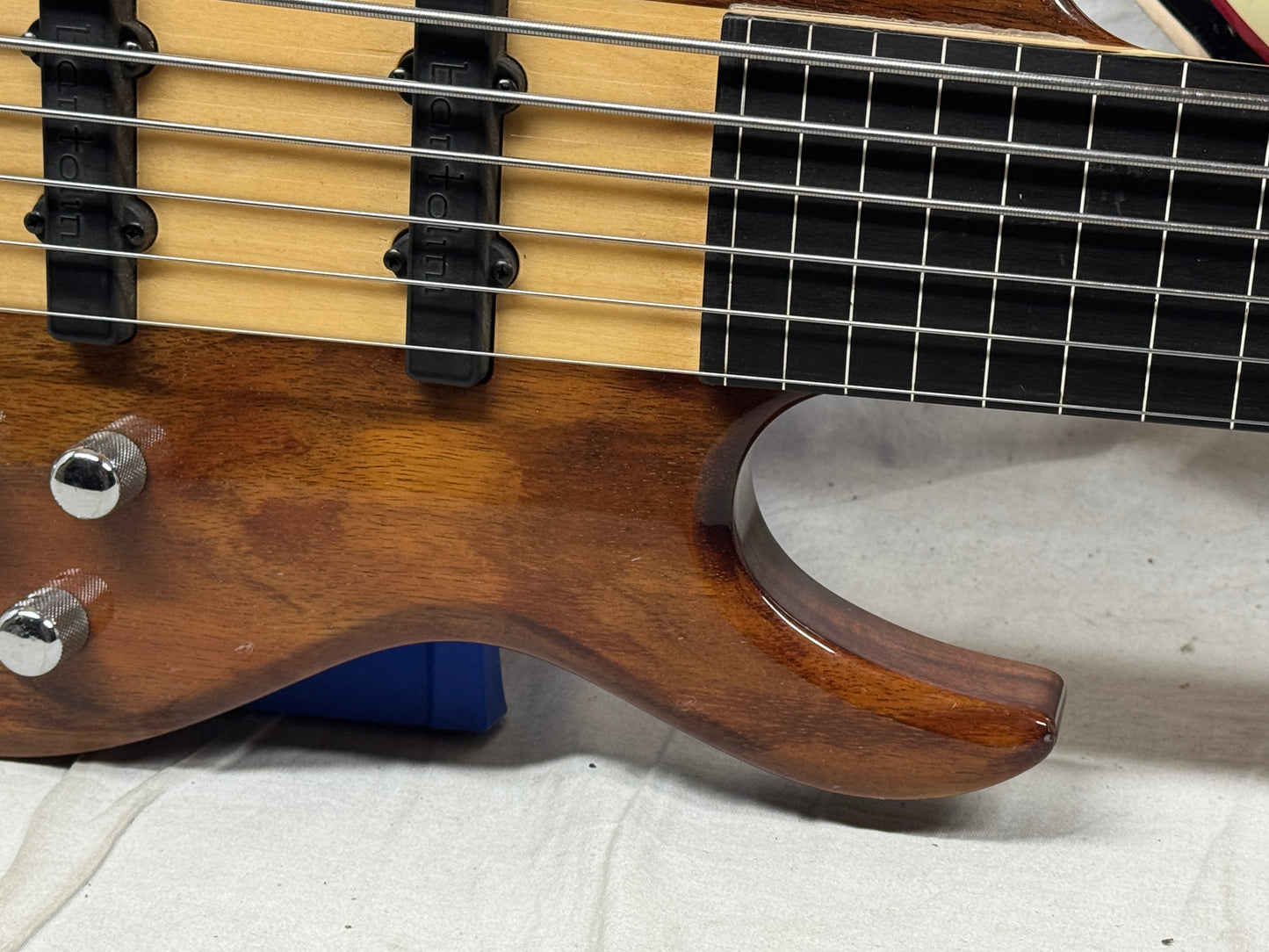Carvin USA LB-76 lb76 Fretless 6-string Bass with Case