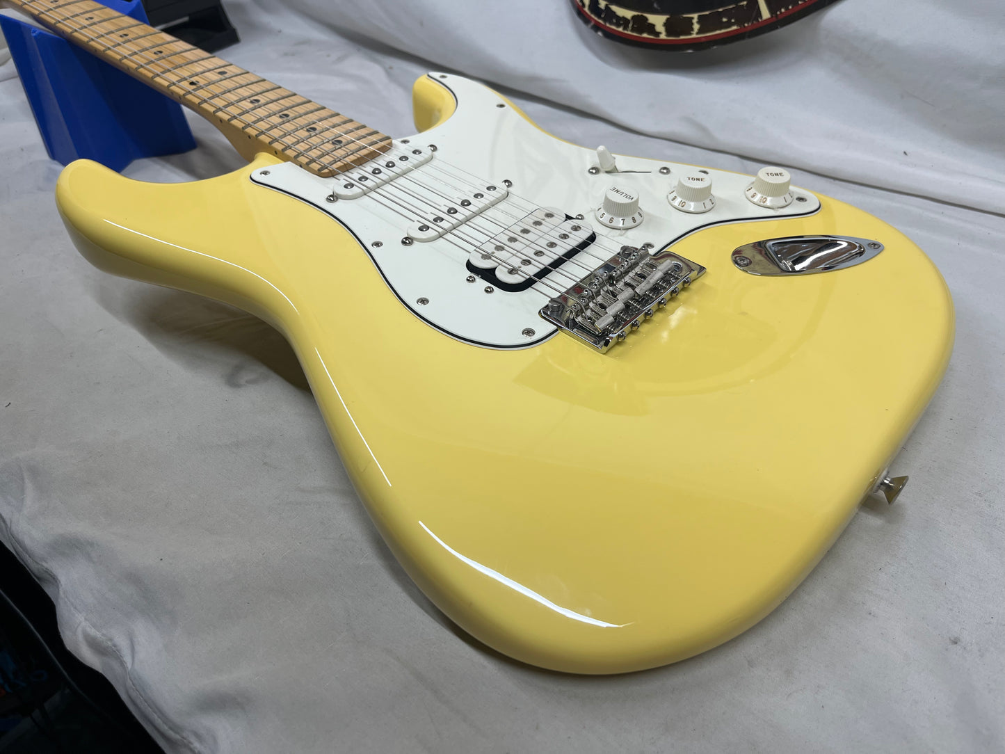 Fender Player Stratocaster Strat HSS Electric Guitar MIM - Made in Mexico - Buttercream