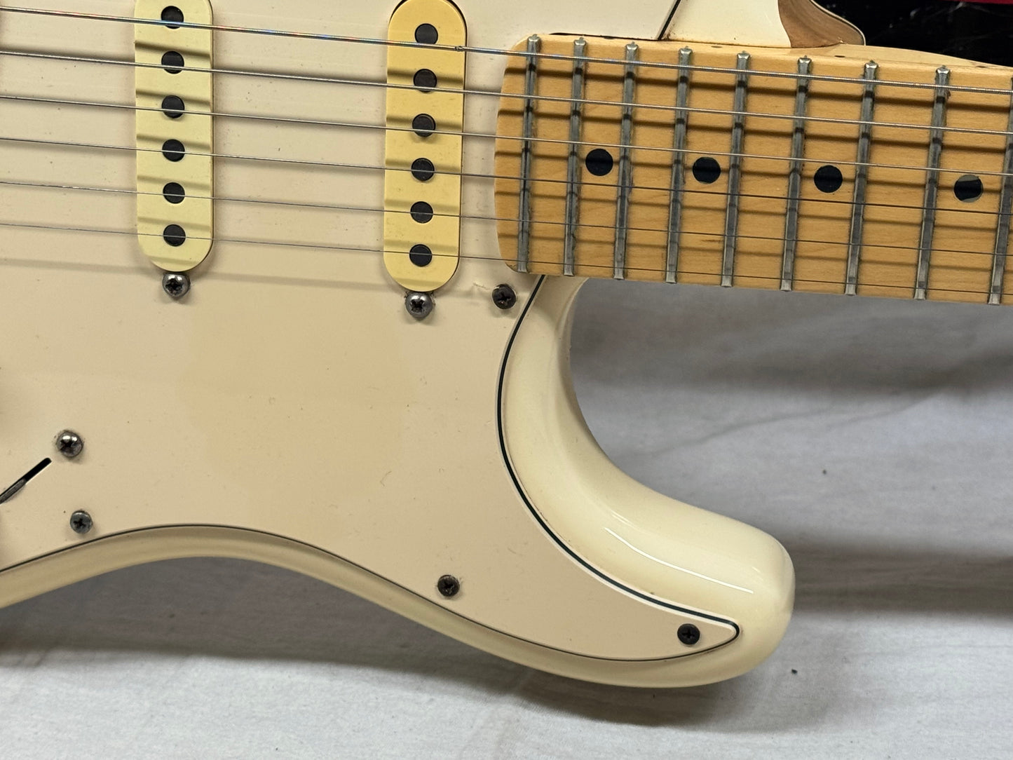 Fender American Standard Stratocaster Guitar with Case 2005 - Olympic White / Maple neck