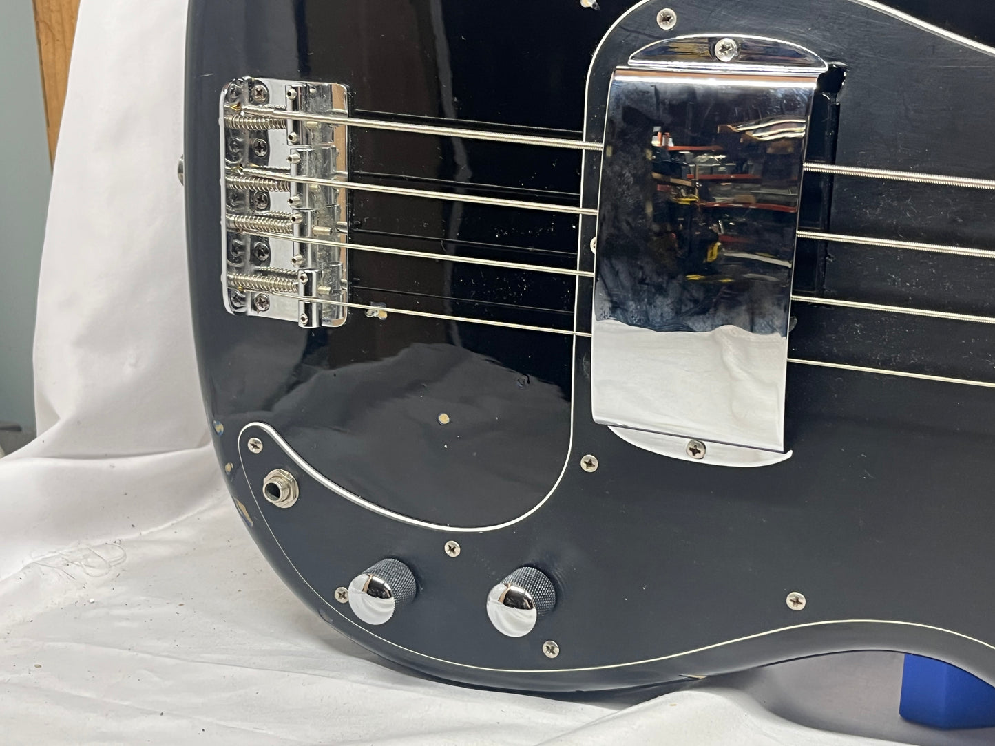Squier Affinity Series 4-String Electric Precision Bass - Black