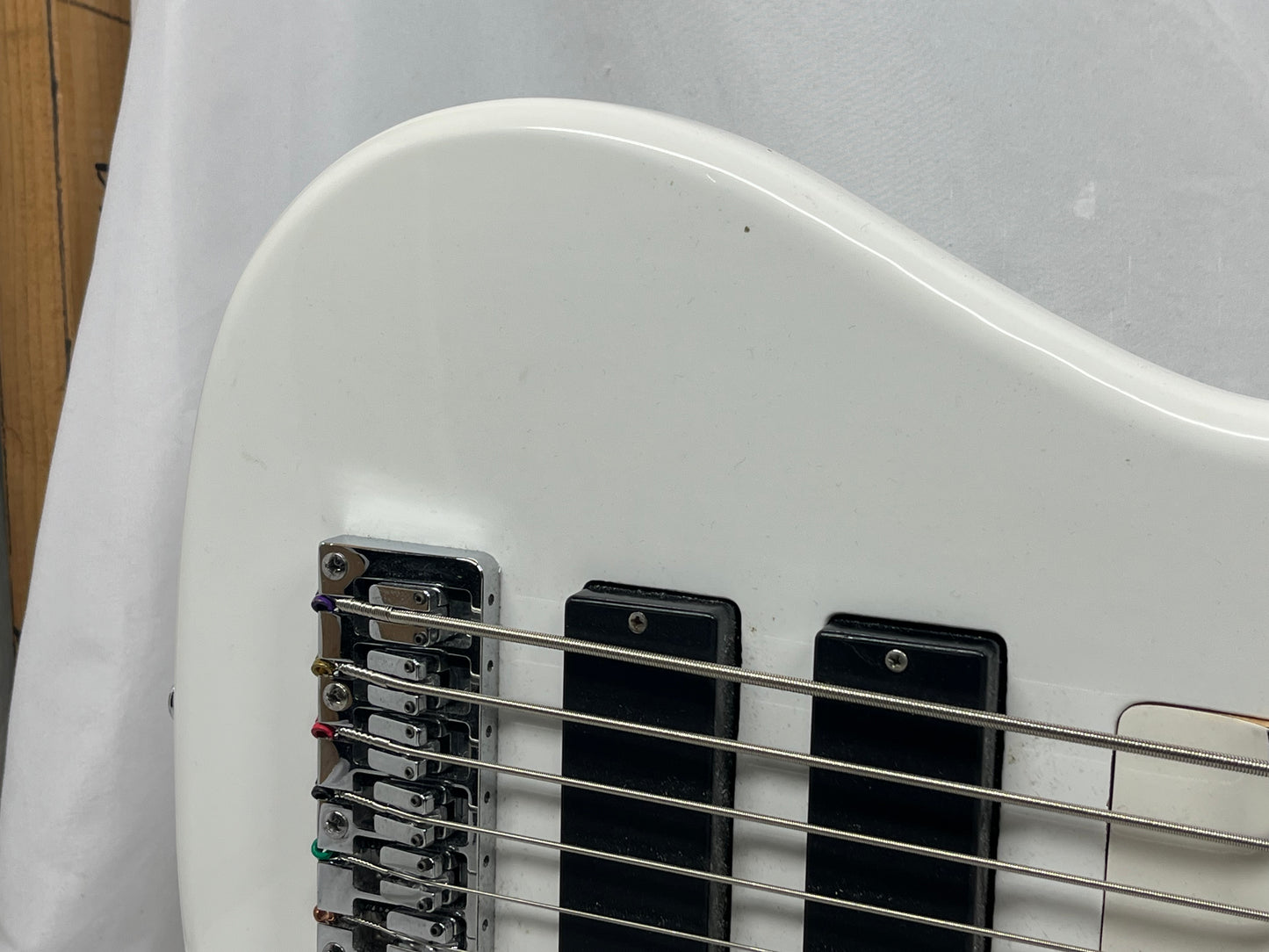 Douglas 6-String Doublecut HH Electric bass
