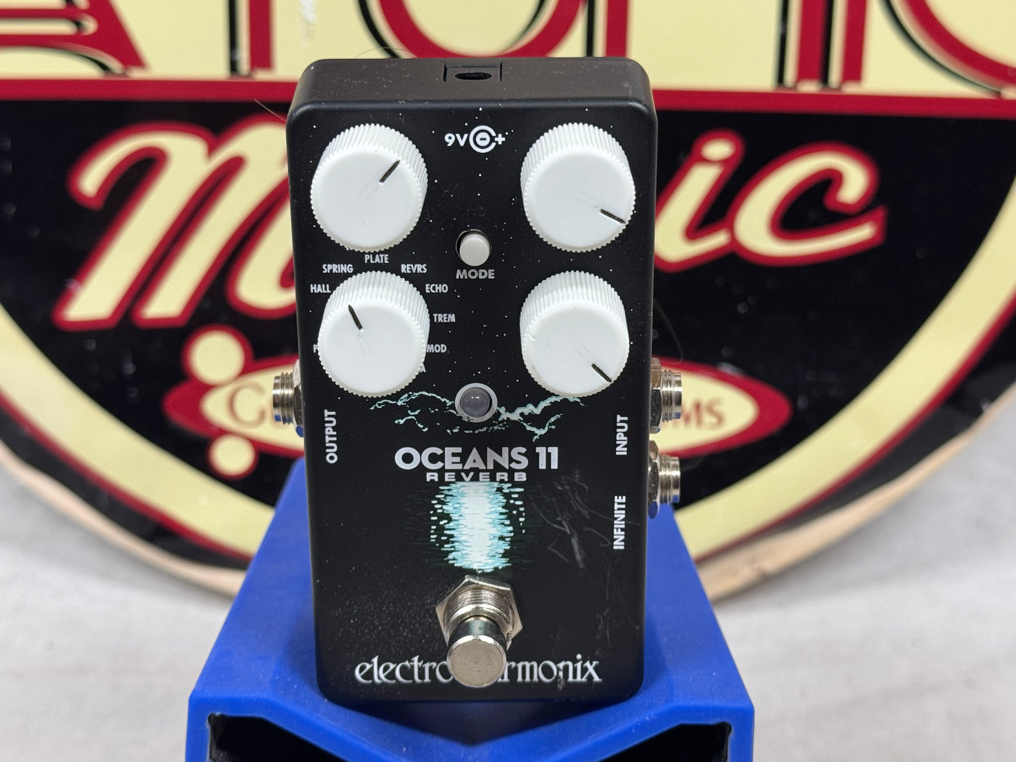 Electro-Harmonix Oceans 11 Reverb Pedal