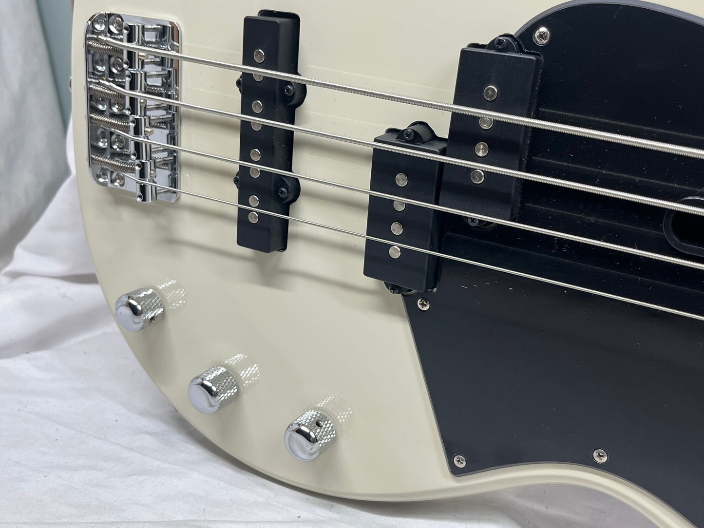 Yamaha Broad Bass Doublecut 4-String Electric Bass