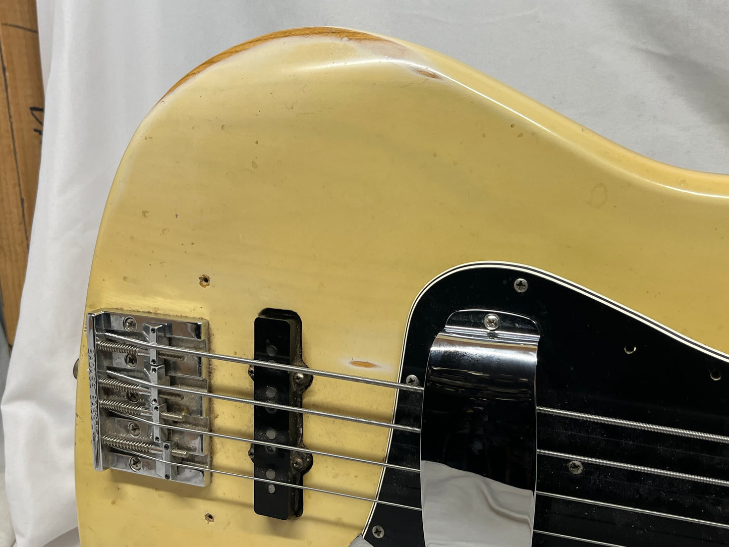 Fender American 4-String Electric Jazz Bass 1977 with Hard Case - Split in Fretboard only at the first fret *see photos*
