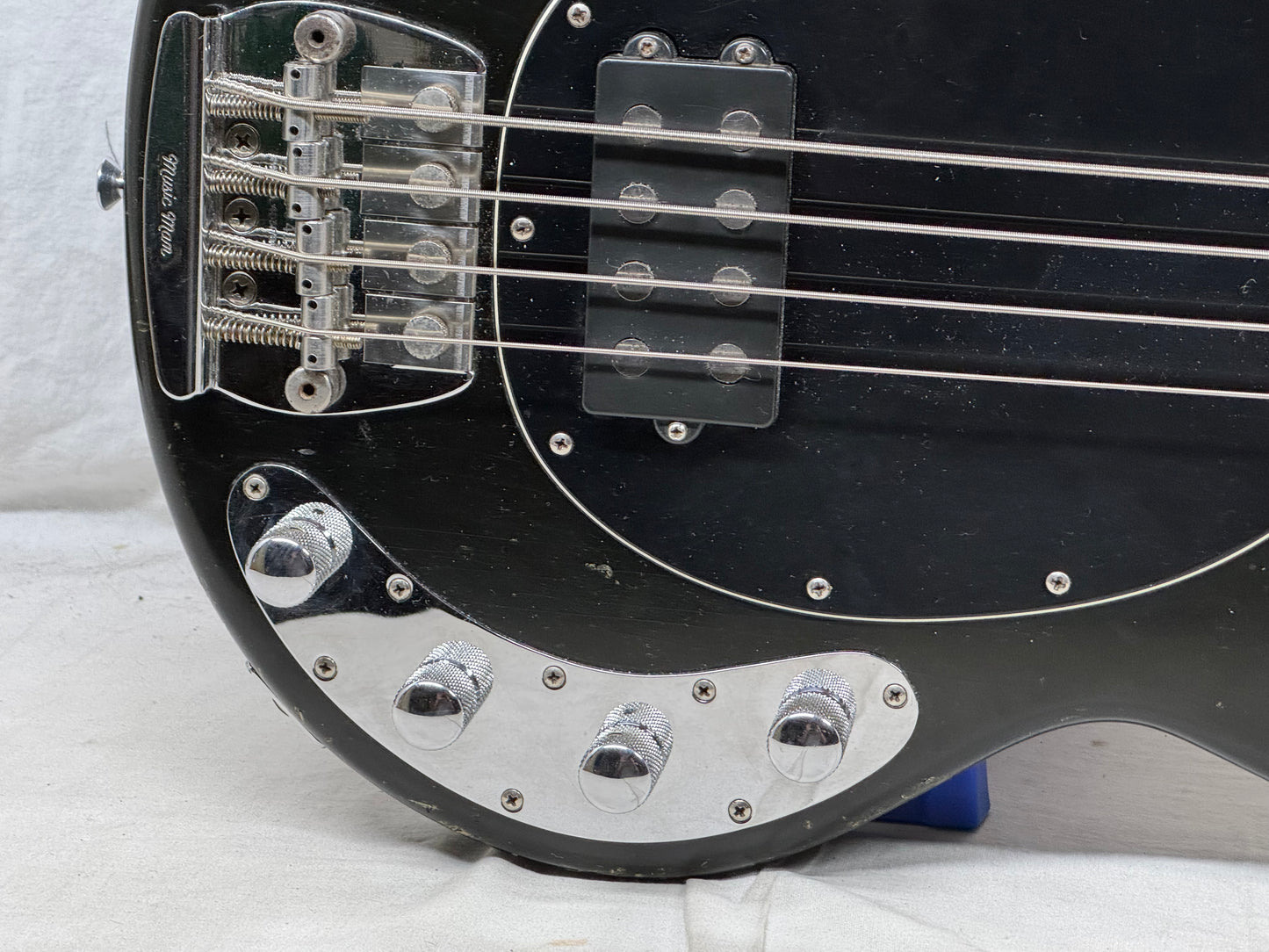 Ernie Ball Music Man StingRay sting ray 4H 4 h 4-string Bass with Gator Case - Black / Maple neck