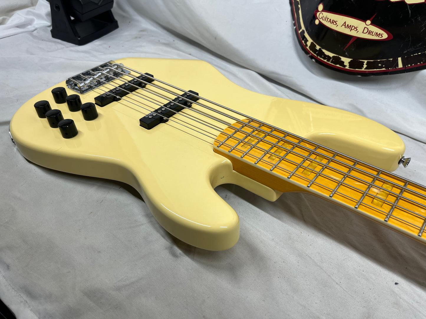 Markbass GV Series GV 5 gv5 Gloxy Val CR MP 5-String Bass with Gig Bag - Cream