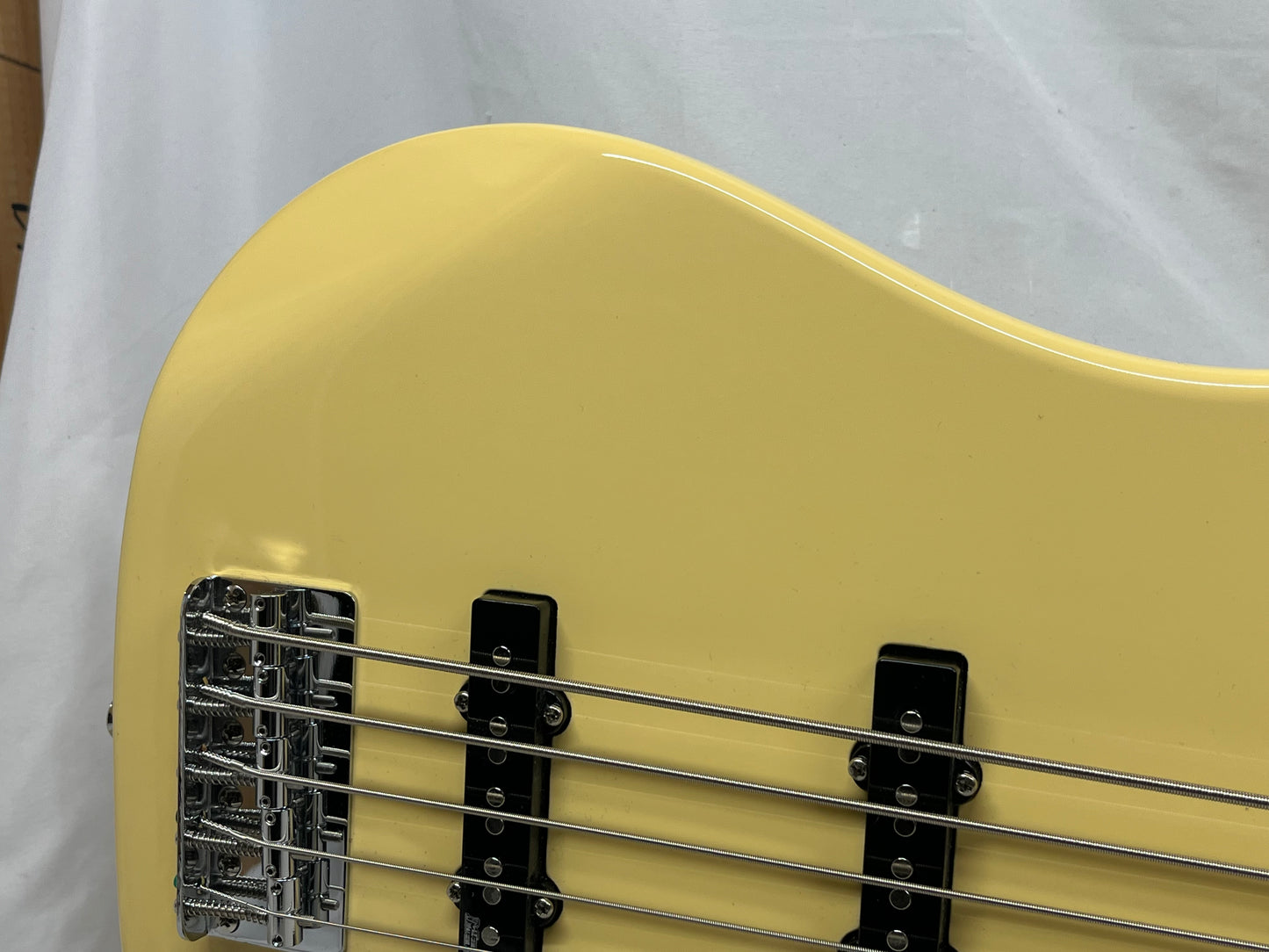 Markbass GV Series GV 5 gv5 Gloxy Val CR MP 5-String Bass with Gig Bag - Cream