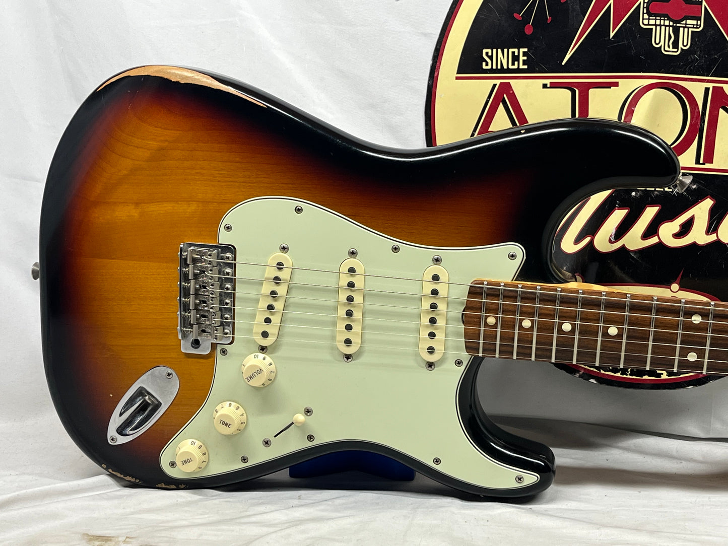 Fender Road Worn '60s Stratocaster Strat Electric Guitar - 3-Color Sunburst