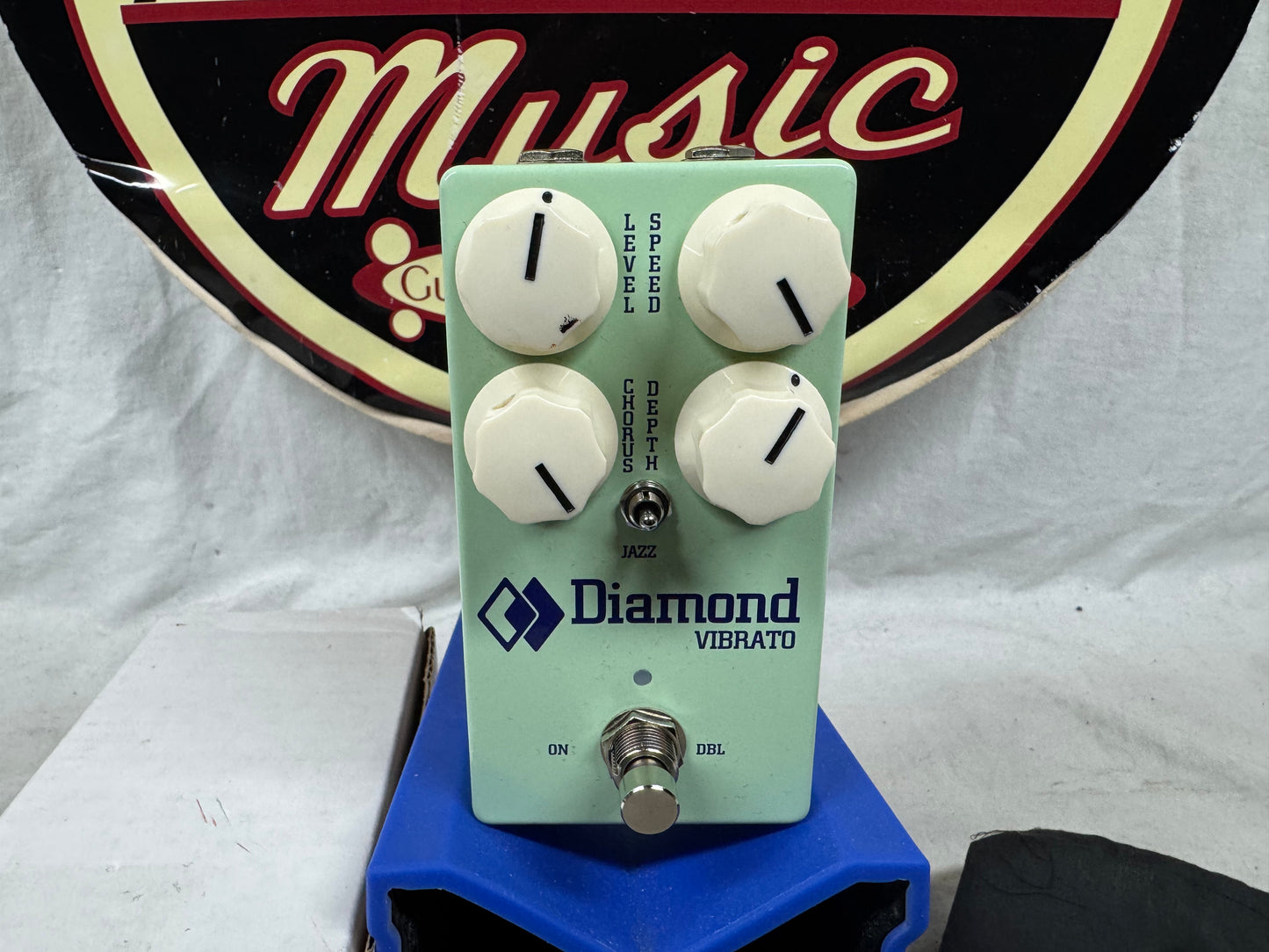 Diamond Pedals Vibrato Pedal with Box - Surf Green - Limited Edition