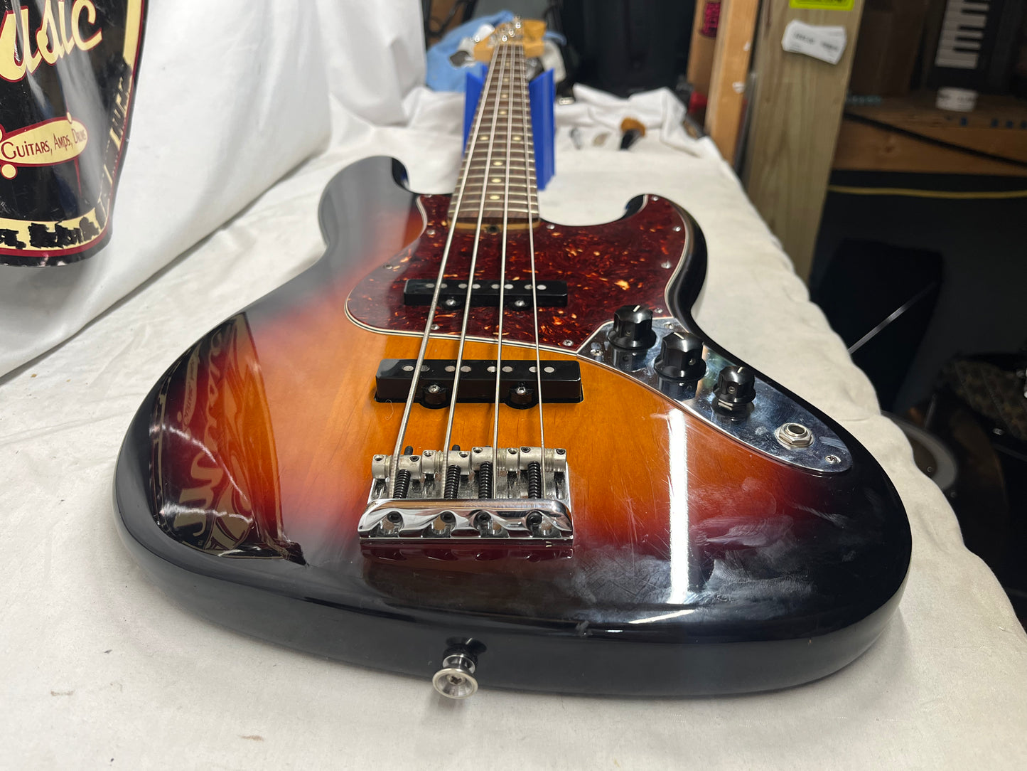Fender American Standard 4-String Electric Jazz Bass 2011 with Hard Case - 3-Color Sunburst