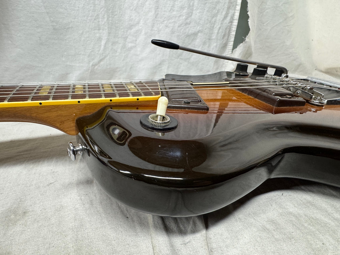 Yamaha SG-60T sg60t Guitar with Chipboard Case