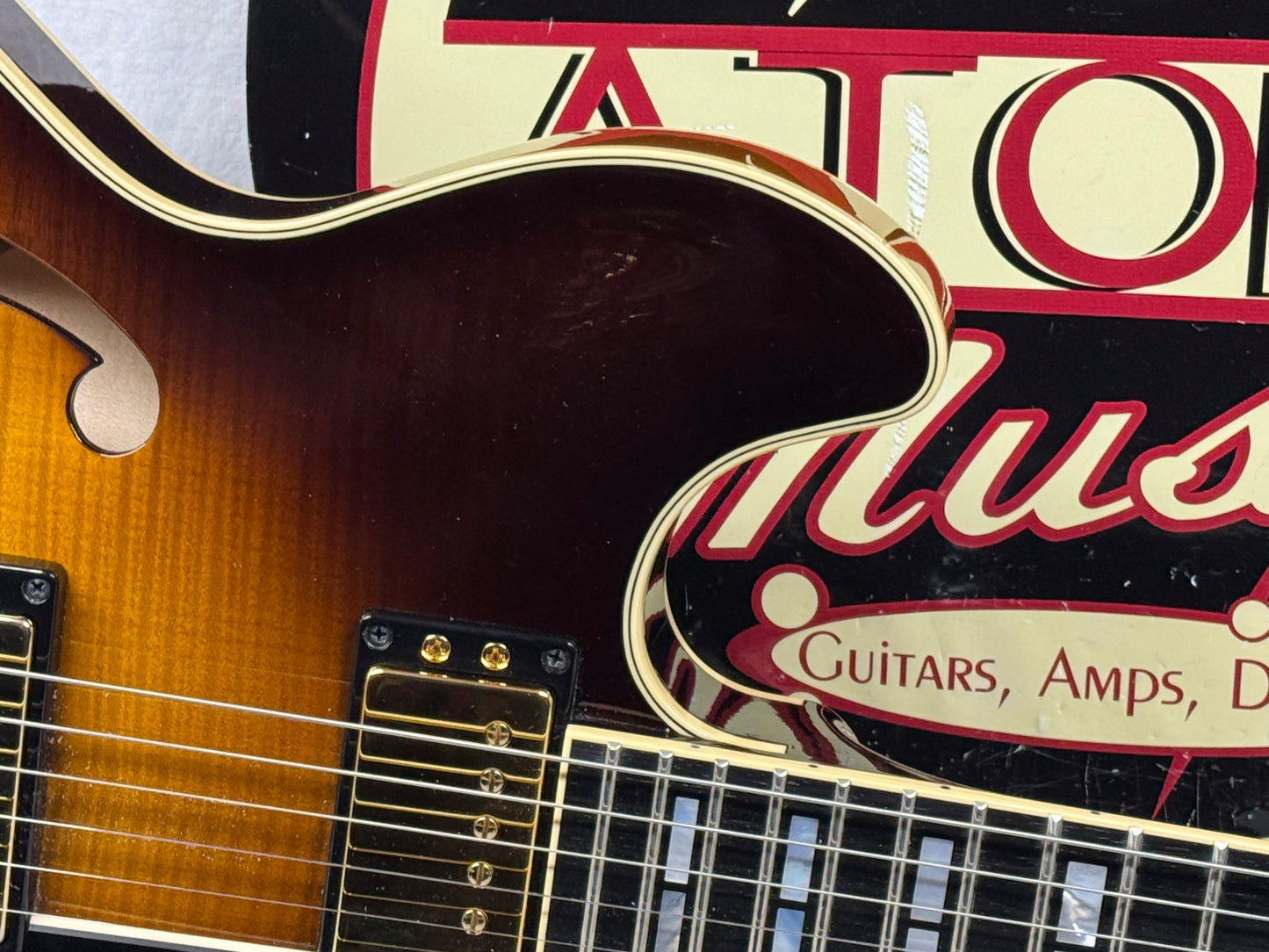 Yamaha SA2200 sa-2200 Semi-Hollowbody Guitar with Gator Case 2020