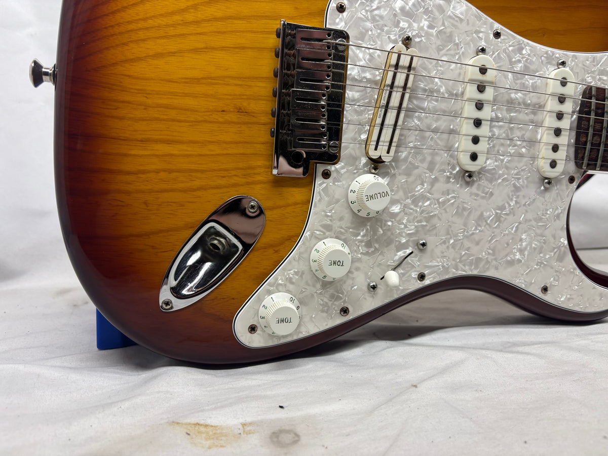 Fender American Deluxe Stratocaster with Maple Fretboard 2004 - 2010 - 3-Color Sunburst
