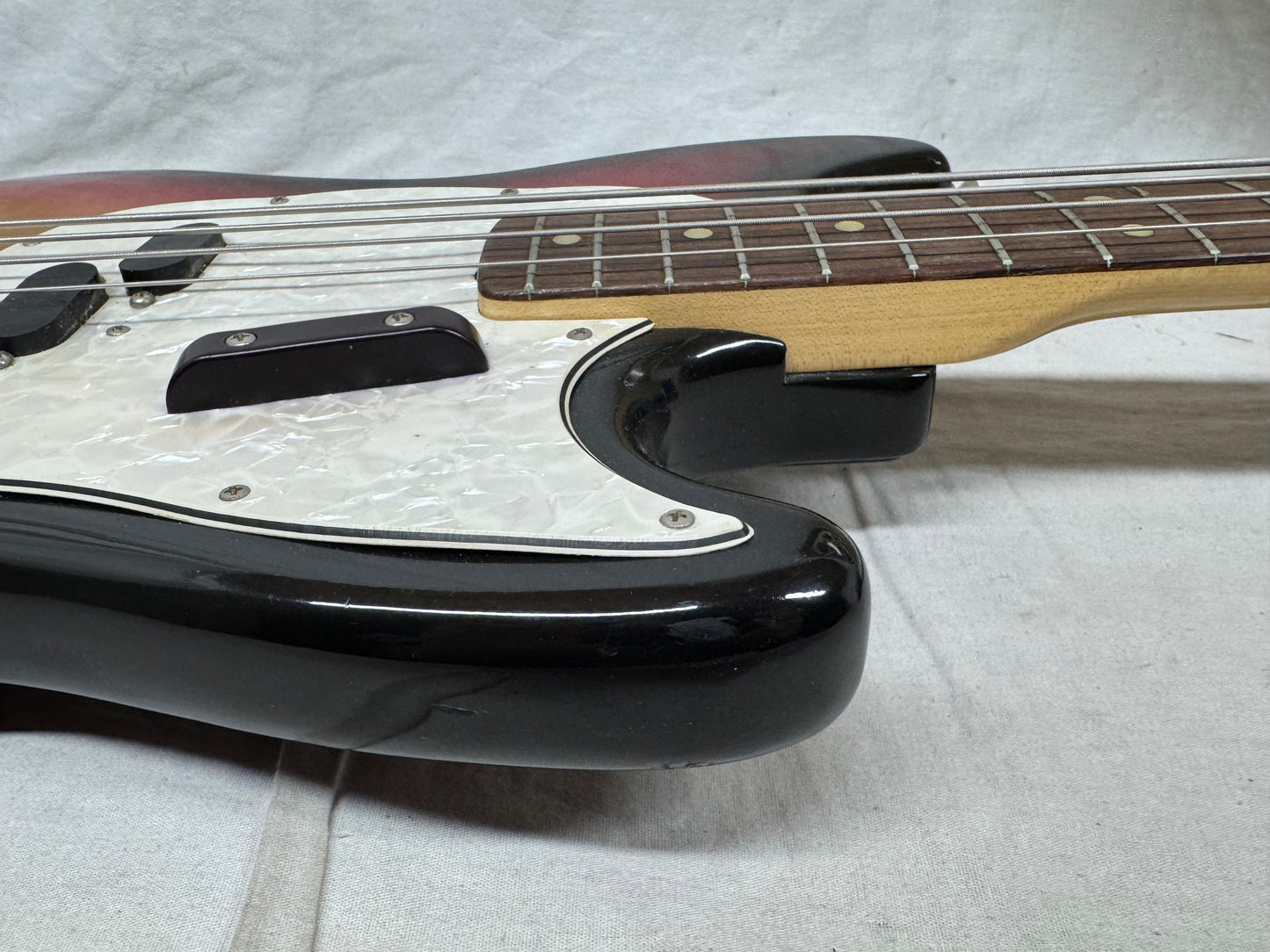 Fender USA Mustang 4-string Bass with Case 1974 - 3-Color Sunburst / Rosewood fingerboard