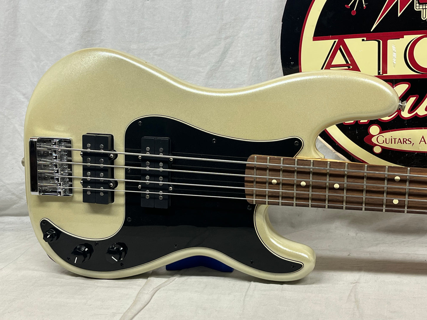 Fender Blacktop 4-String Electric Precision Bass MIM - Made in Mexico - White Chrome Pearl