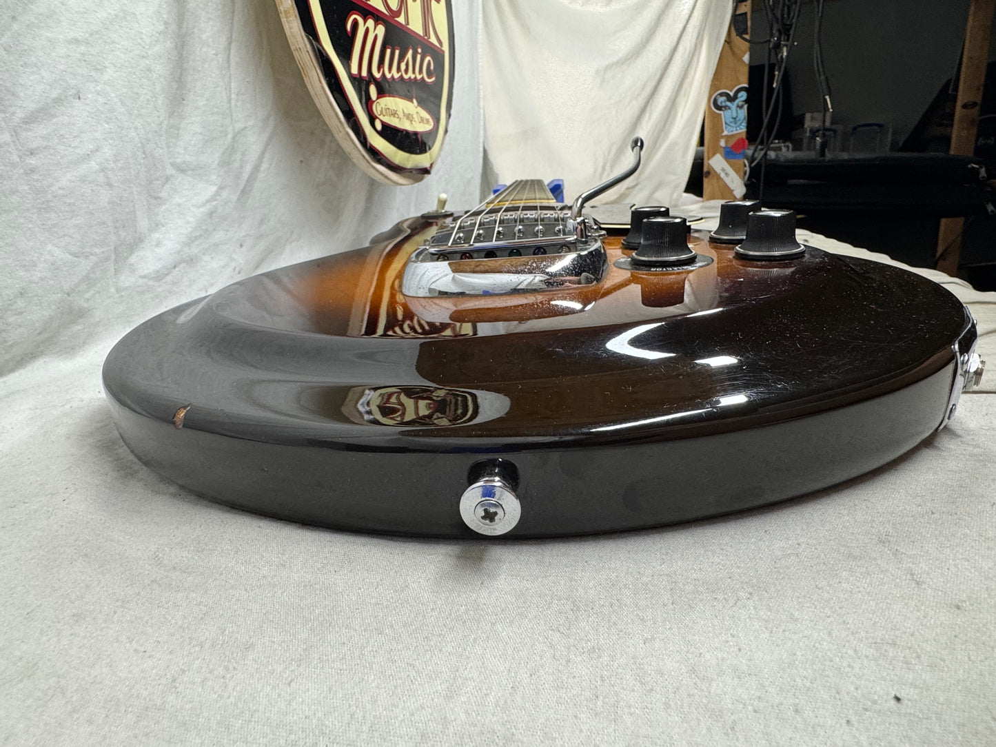 Yamaha SG-60T sg60t Guitar with Chipboard Case