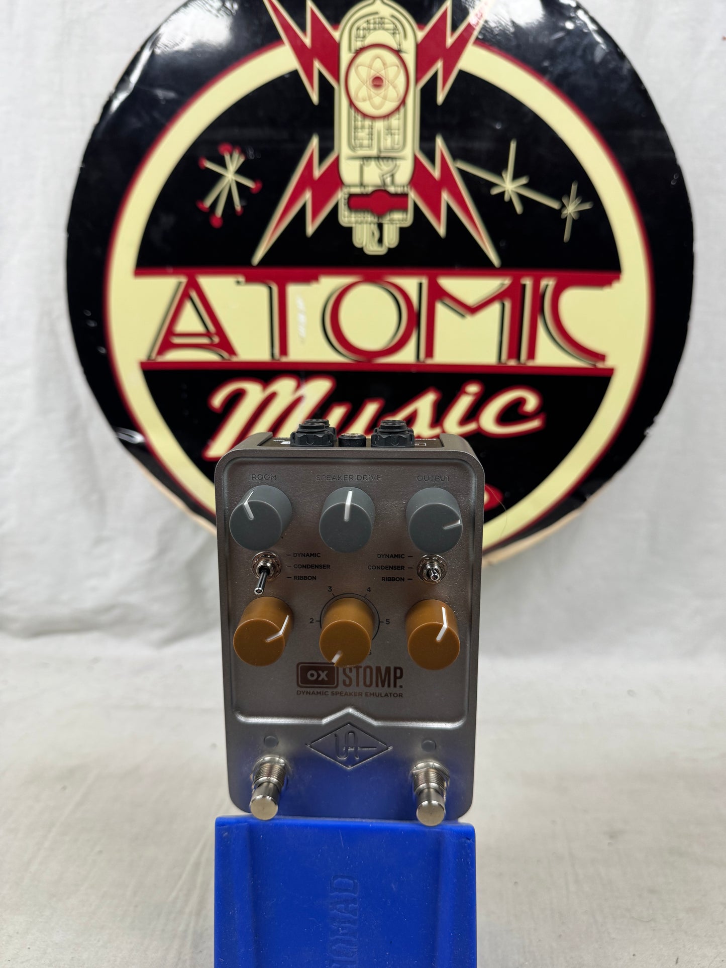Universal Audio Ox Stomp Dynamic Speaker Emulator Cab Sim Pedal