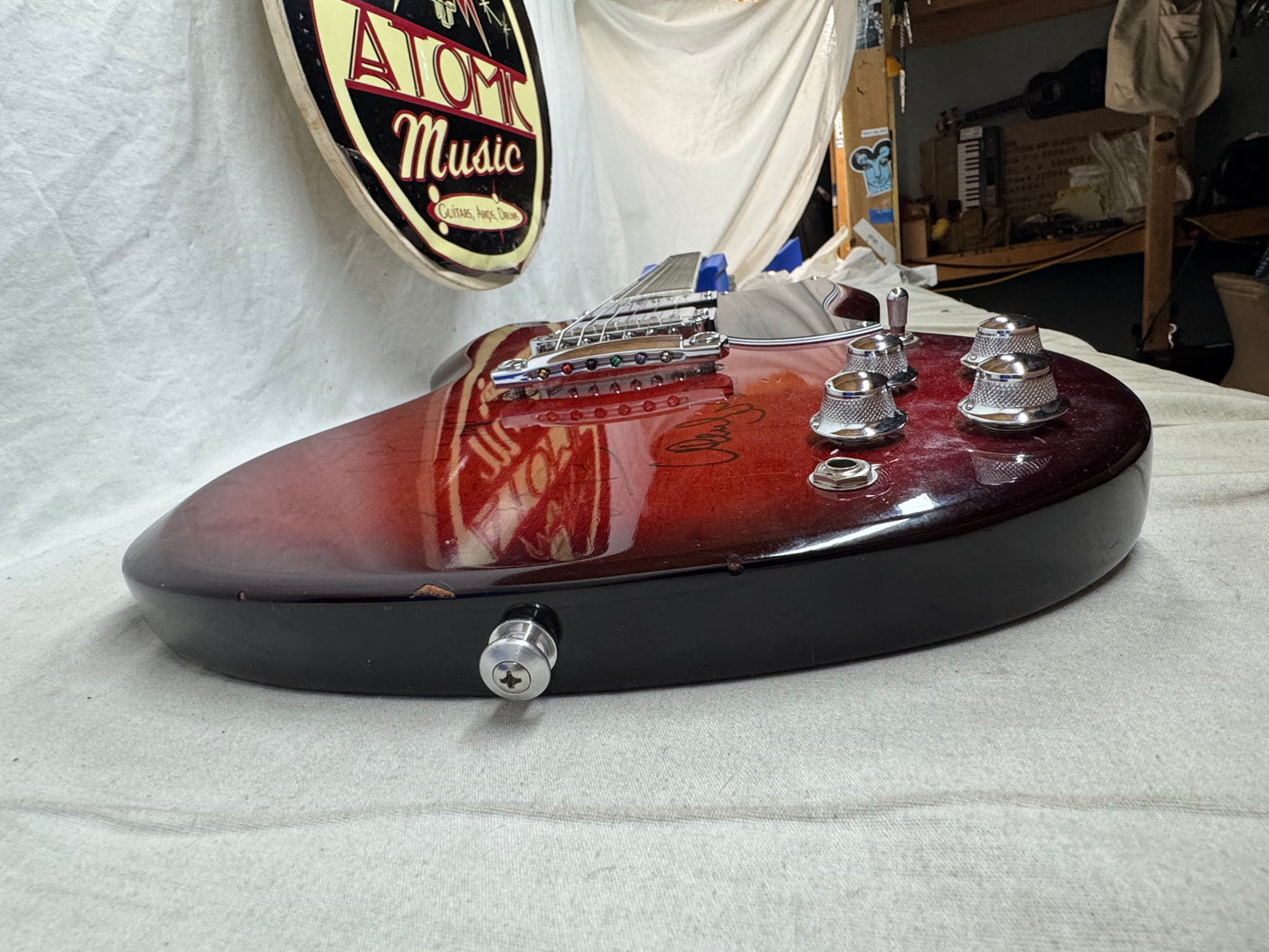 Gibson SG High Performance 2017 - Cherry Burst - signed by numerous shredders!