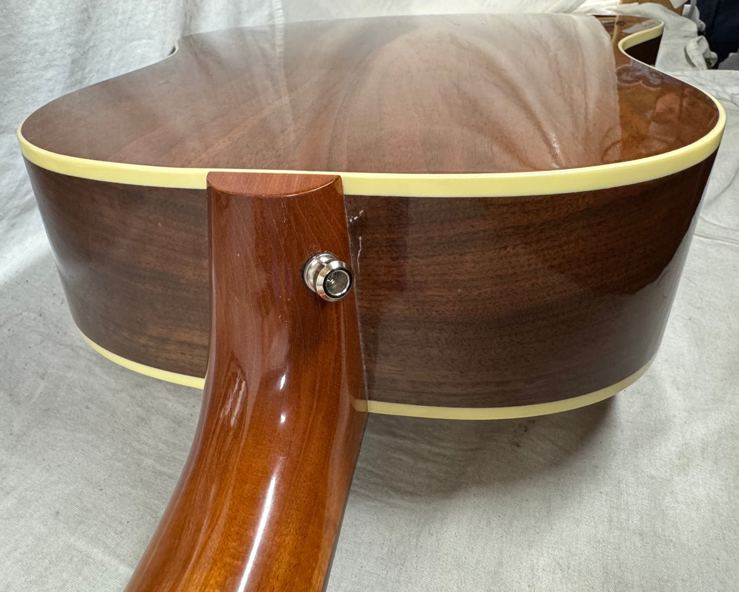 Gibson J-45 j45 Studio Jumbo Acoustic Guitar with Road Runner Case 2019