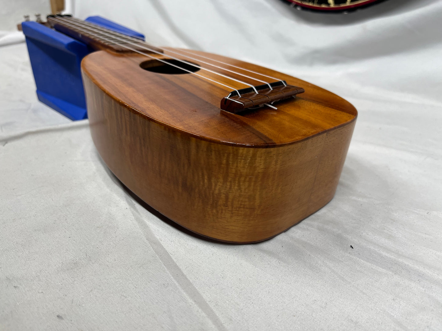 Kamaka Pineapple Soprano Ukulele with Case - SPLIT IN BACK OF BODY