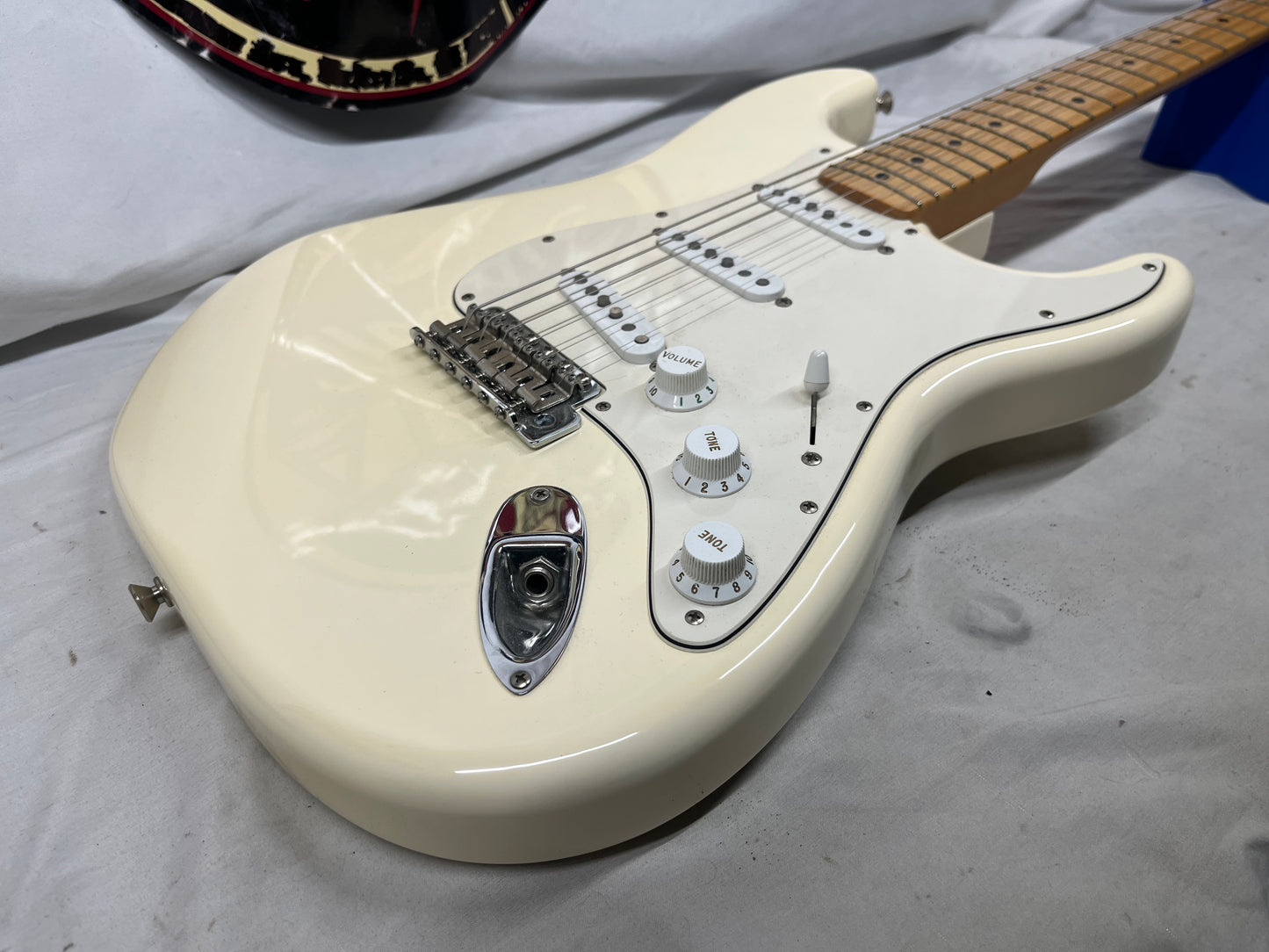 Fender Classic Series '70s Stratocaster strat Electric Guitar MIM - Made in Mexico - Olympic White