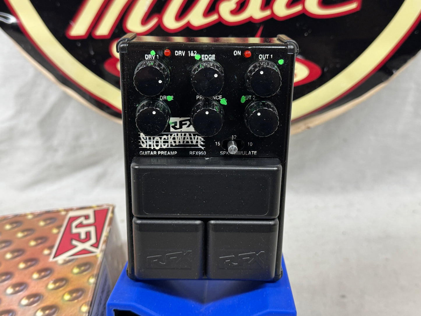RFX RFX950 Shockwave Guitar Preamp Pedal with Box